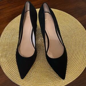 Marc Fisher Black Suede Sz 8M, Classic Buisness Shoe, Excellent Condition.